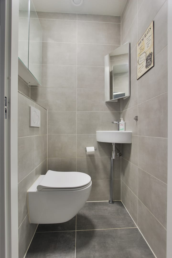 Photo 22 of Delacroixstraat 17