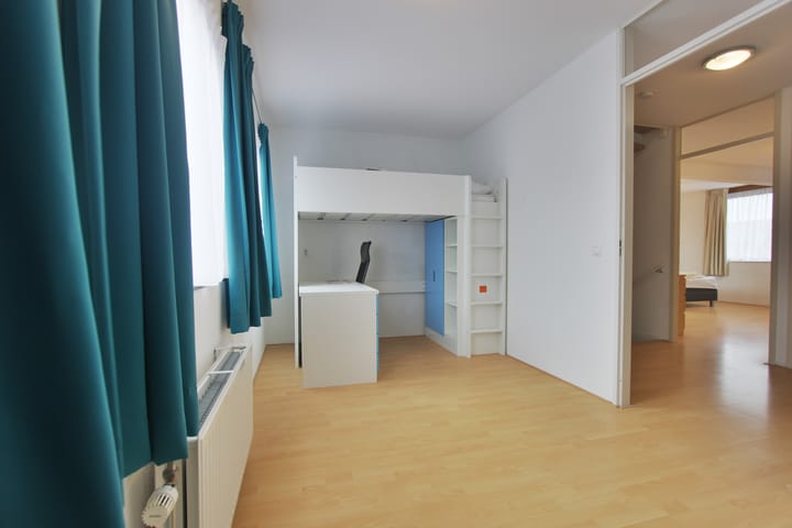 Photo 26 of Delacroixstraat 17