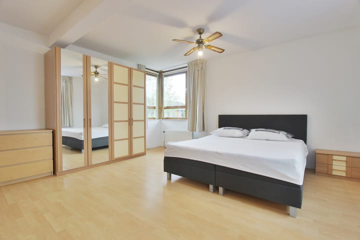 Photo 31 of Delacroixstraat 17