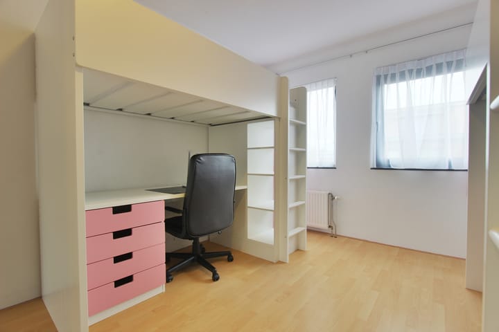 Photo 36 of Delacroixstraat 17