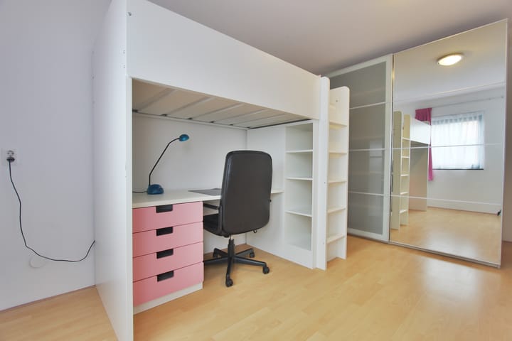 Photo 38 of Delacroixstraat 17