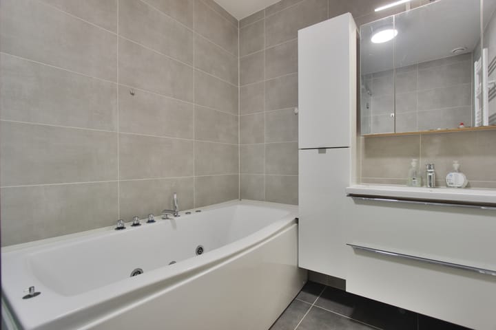 Photo 41 of Delacroixstraat 17