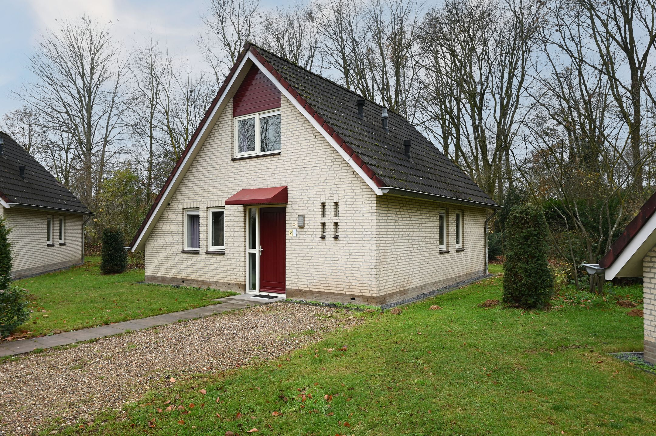 3-bedroom freehold villa in Braamt — photo 1 of 5