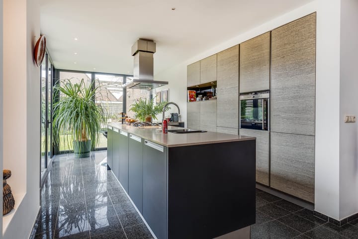 Photo 3 of Valkenburgstraat 7