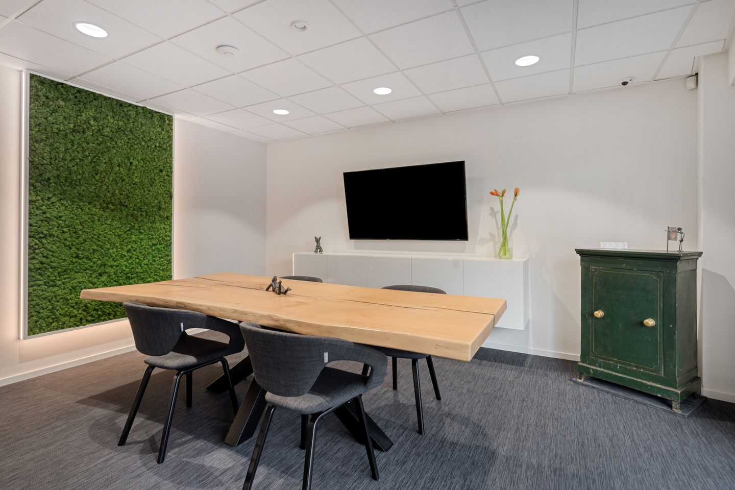 View photo 2 of Markt 8