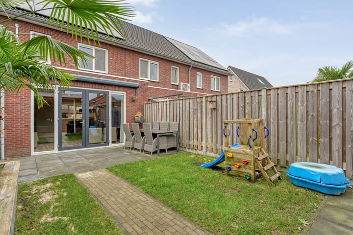 Photo 38 of Meidoornstraat 35