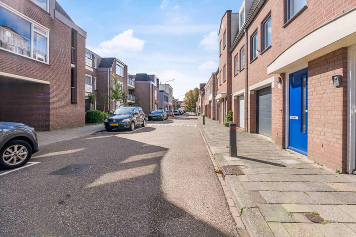 Photo 25 of Burgemeester Conraetzstraat 25-A