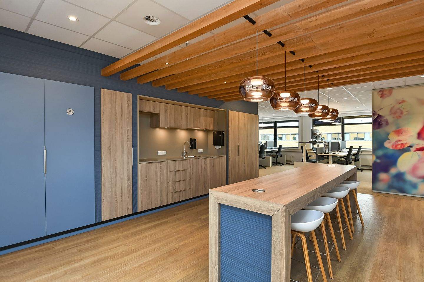 View photo 3 of Meander 725-7