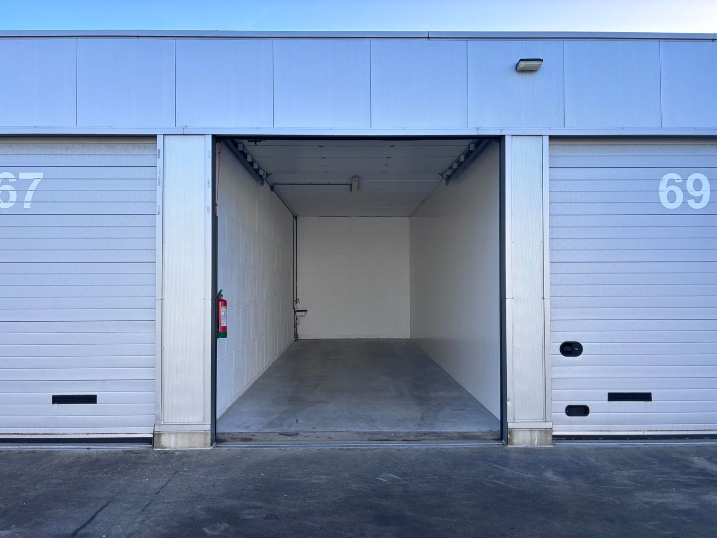 View photo 2 of Honderdland 328