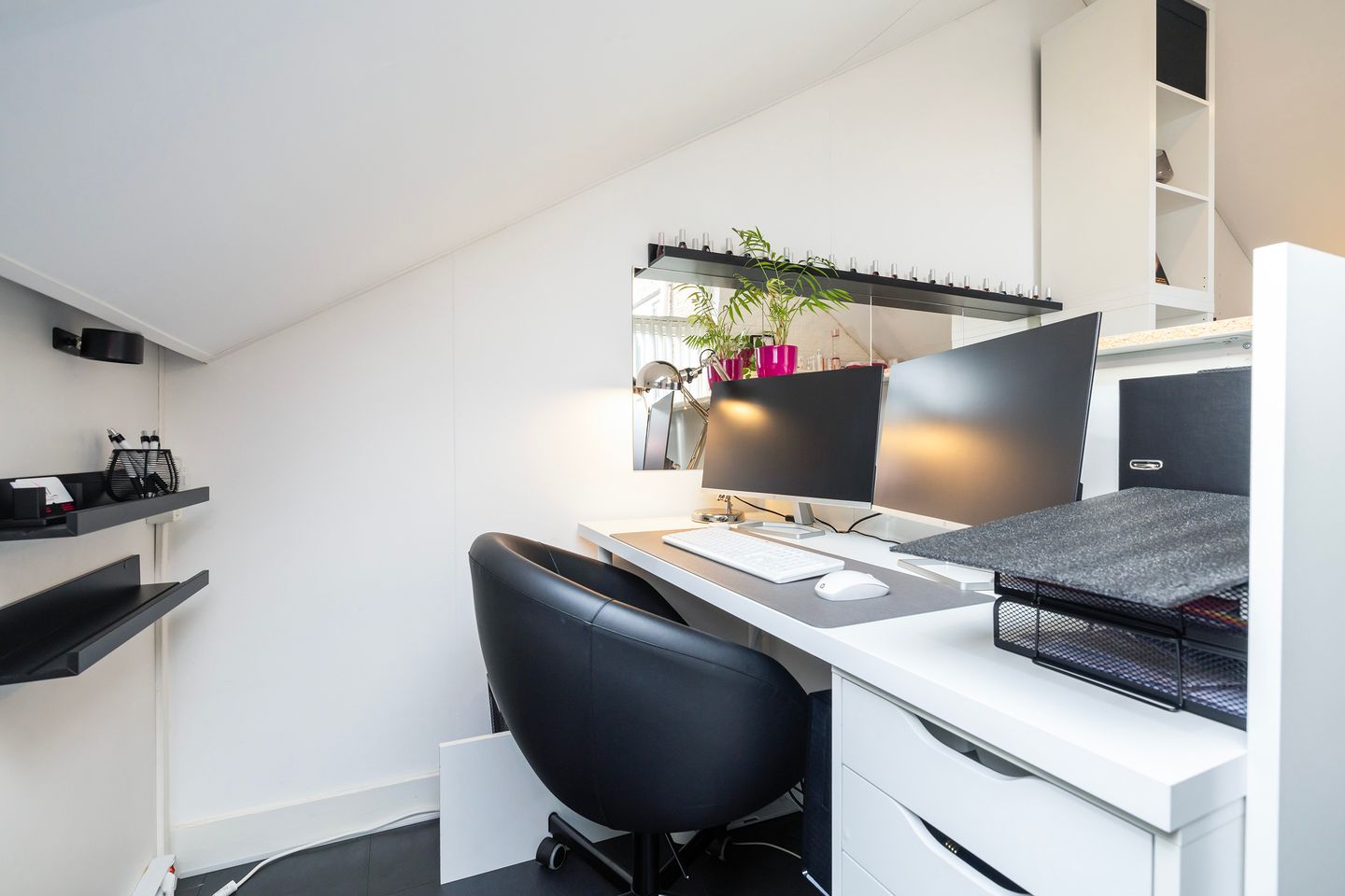 Photo 25 of Goedroenstraat 1