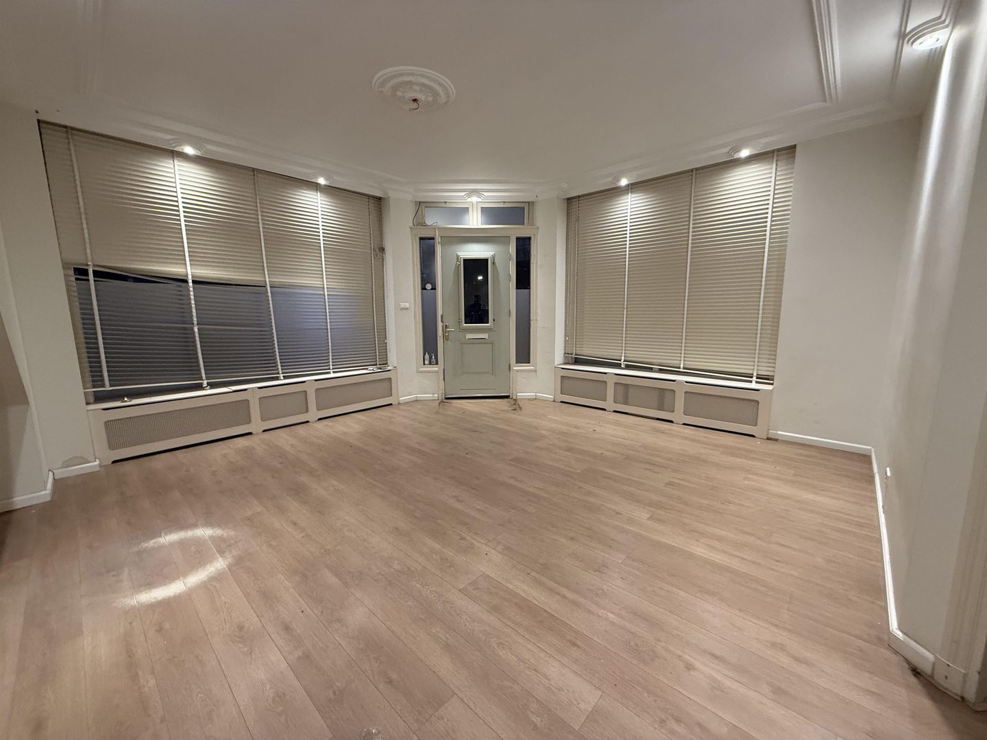 View photo 2 of Apeldoornselaan 21