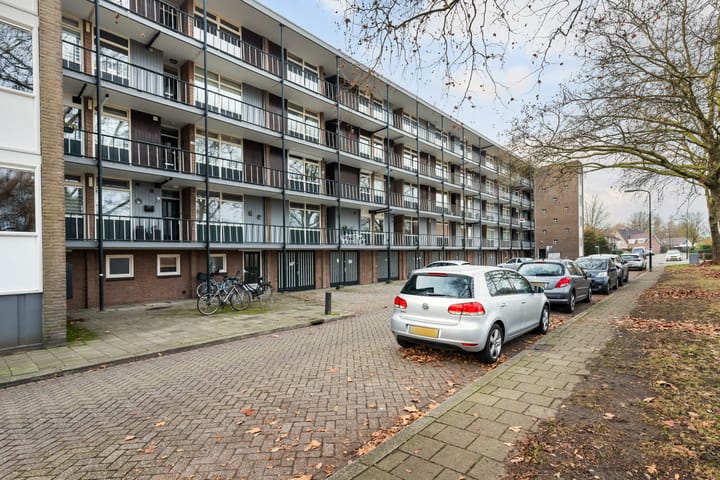 Photo 8 of Cort van der Lindenstraat 34