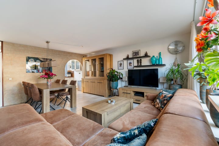 Foto 14 van Anzere 9