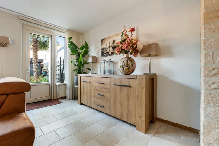 Foto 15 van Anzere 9