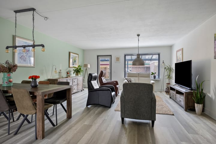 Foto 2 van Weegbree 106