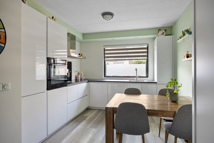 Foto 3 van Weegbree 106