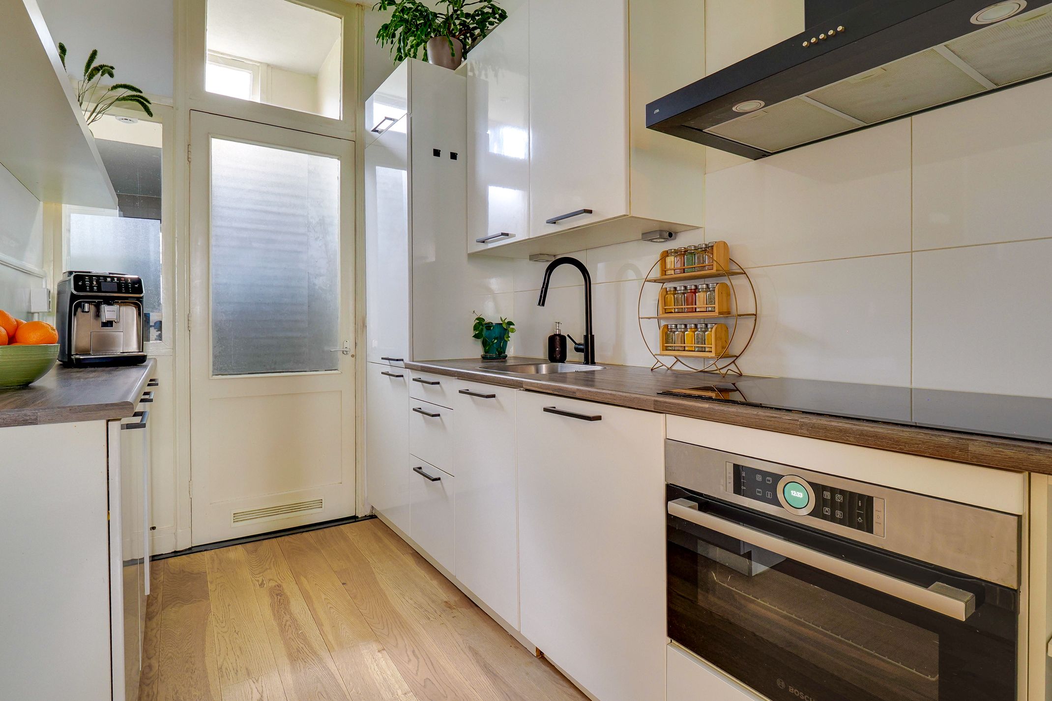 Foto 15 van Douwes Dekkerstraat 18