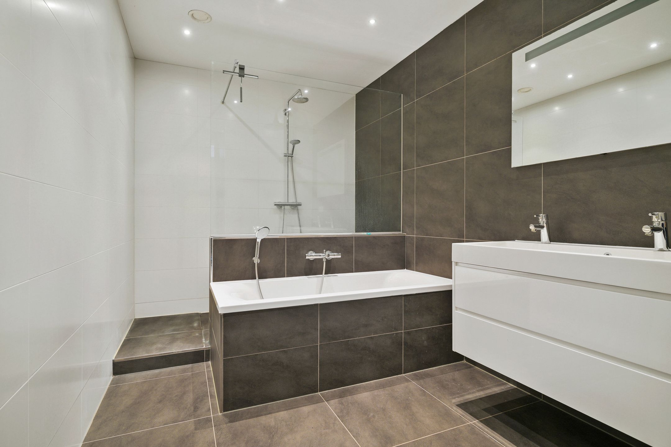 Foto 24 van Valkenierslaan 344