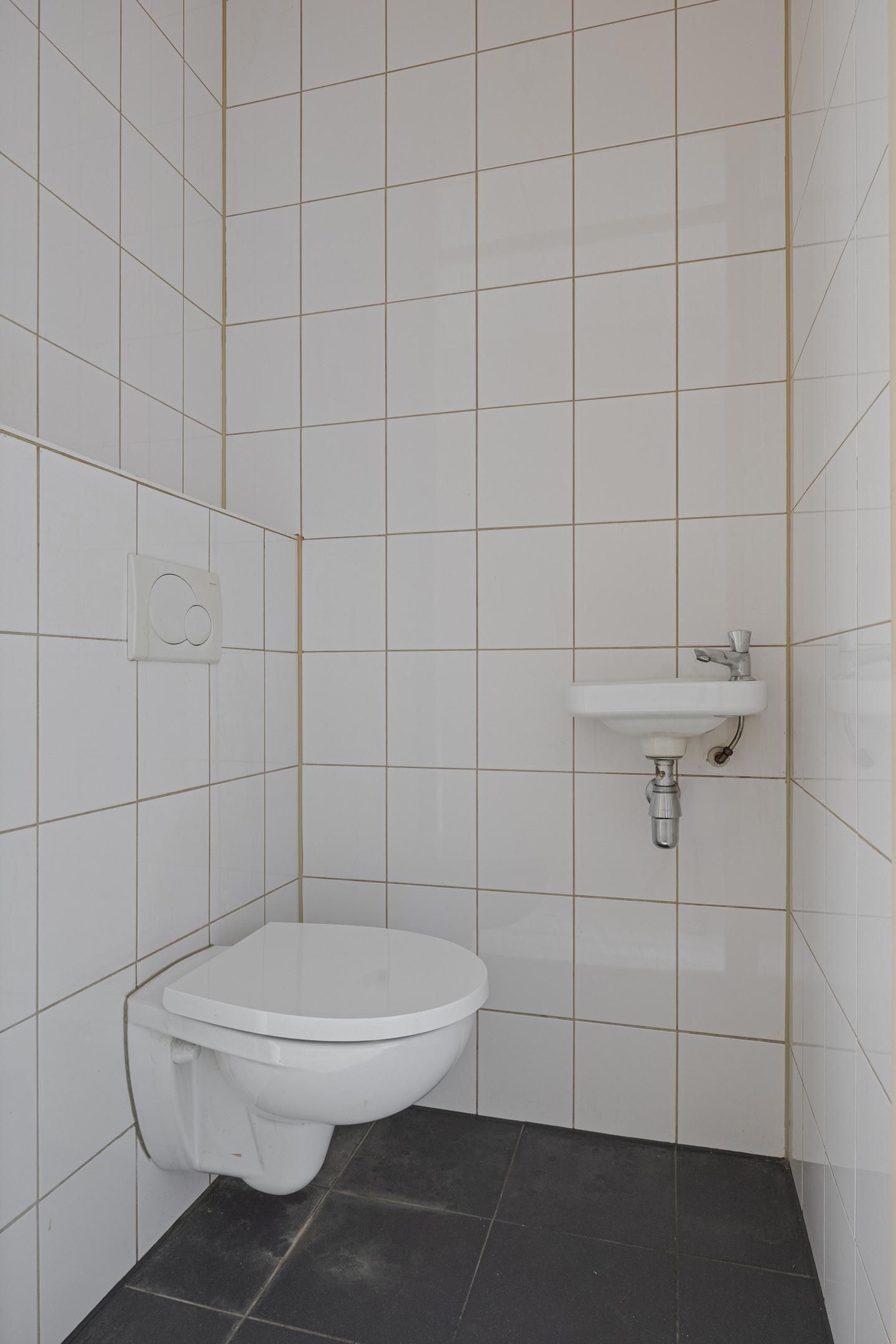 Photo 10 of Bisschop Godschalkstraat 9