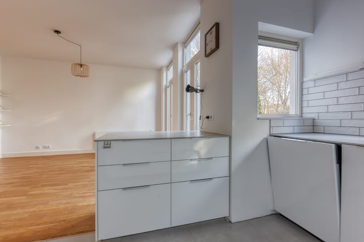 Photo 9 of Pompe van Meerdervoortstraat 2