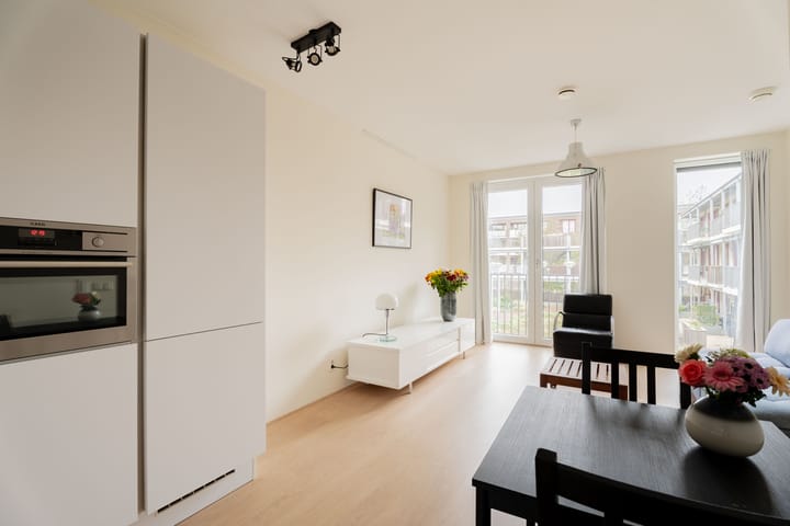 Photo 12 of Suze Robertsonstraat 57