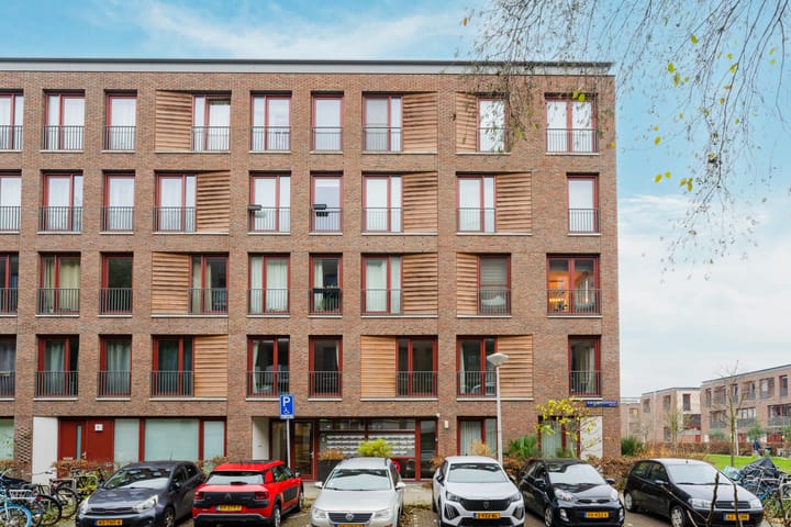 Photo 24 of Suze Robertsonstraat 57