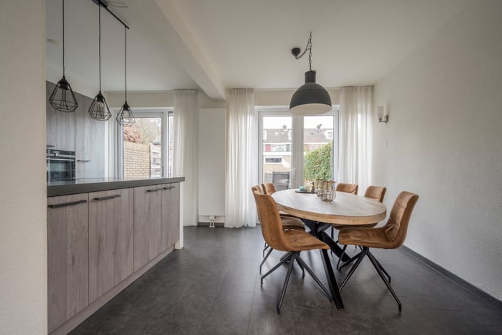 Photo 6 of Van Oldenbarneveltstraat 52