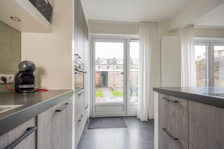 Photo 11 of Van Oldenbarneveltstraat 52