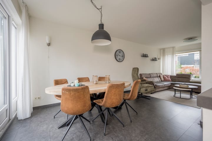 Photo 12 of Van Oldenbarneveltstraat 52