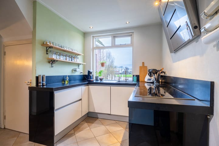 Photo 10 of Spoorstraat 12