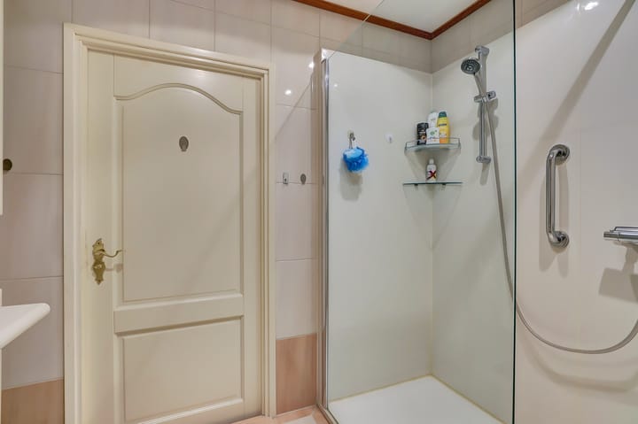 Photo 24 of Roosstraat 10