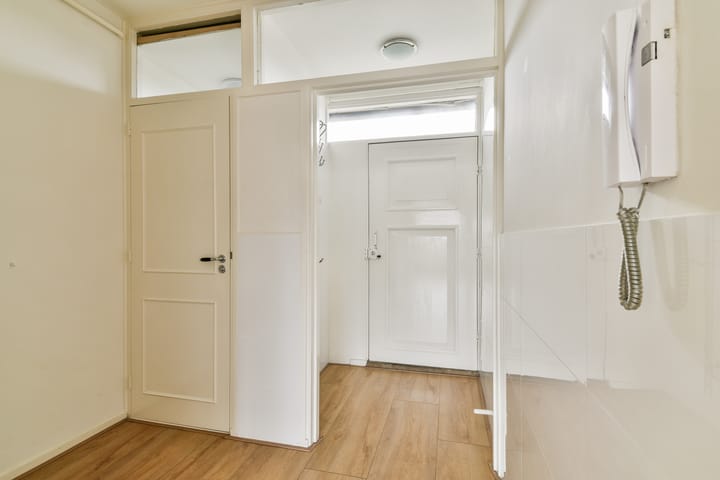 Photo 8 of van der Waalsstraat 83