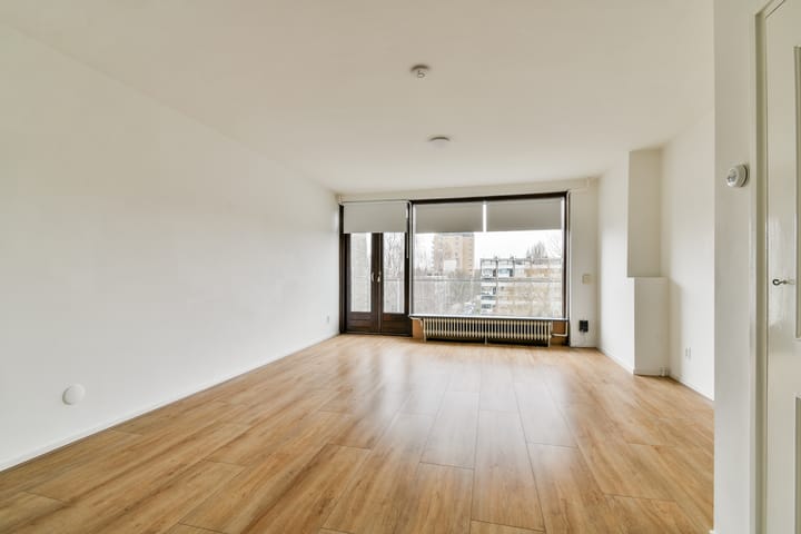 Photo 10 of van der Waalsstraat 83