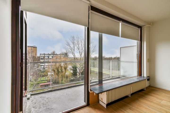 Photo 14 of van der Waalsstraat 83