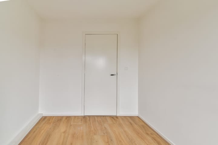 Photo 25 of van der Waalsstraat 83