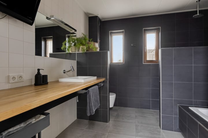 Foto 38 van Nienke van Hichtumweg 81