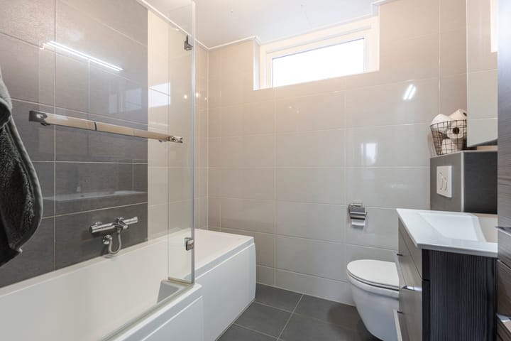 Foto 25 van Van Brederodestraat 66