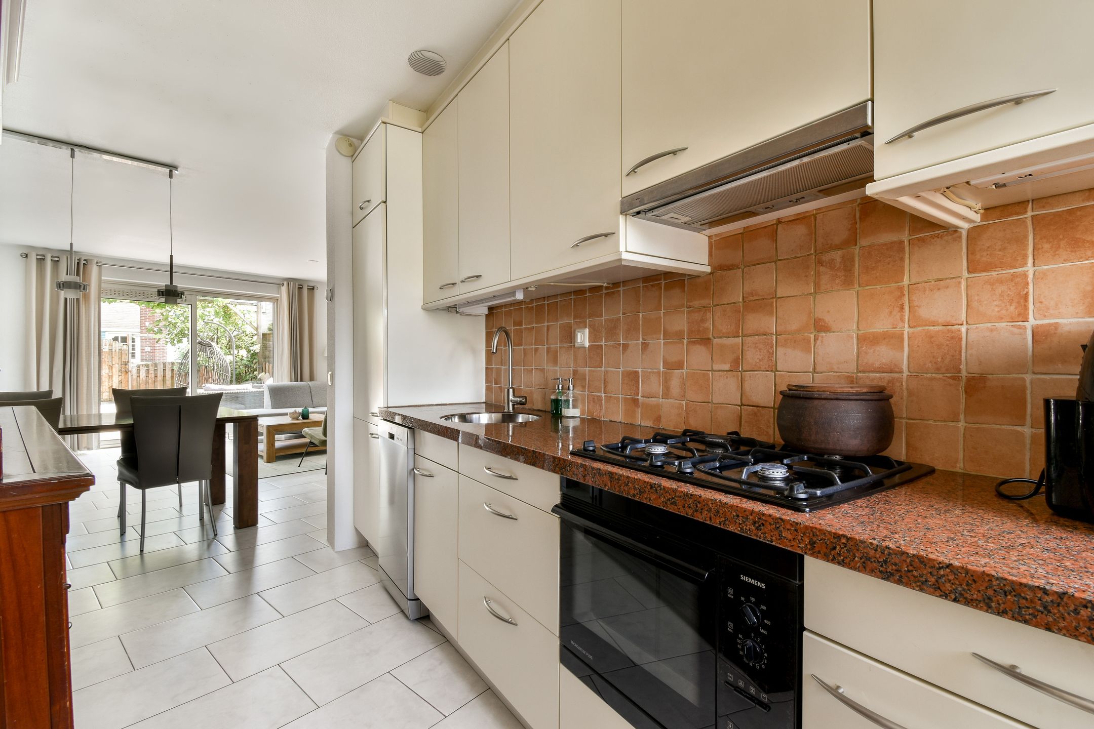 Photo 12 of Johanna Dekhuijzenstraat 18