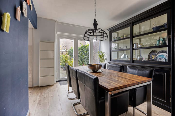 Photo 9 of Voltairestraat 16