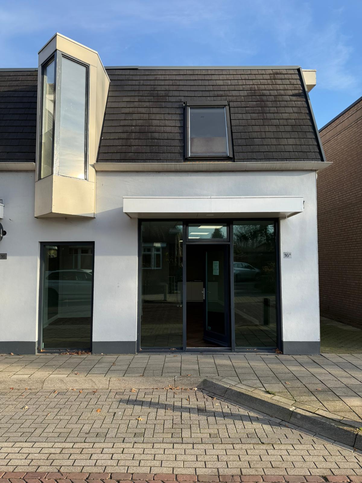 Bekijk foto 2 van Spoorstraat 16-a