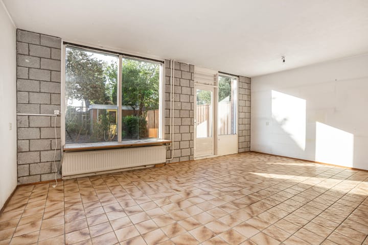 Photo 2 of Van den Helmstraat 6