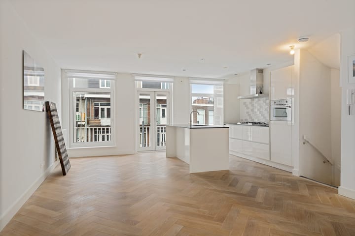 Photo 2 of Eerste Helmersstraat 130-D