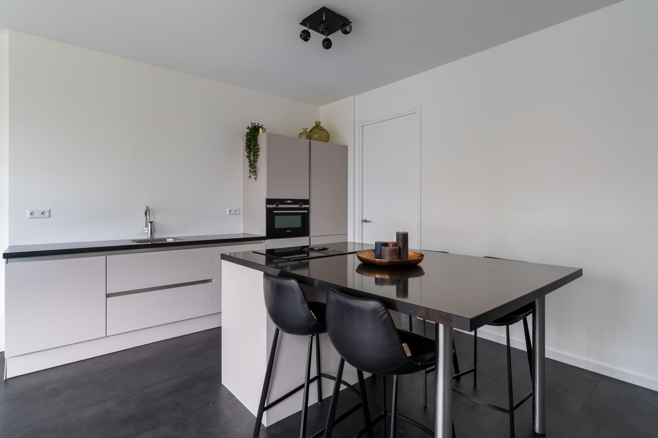 Foto 21 van Van Vollenhovenstraat 3-212