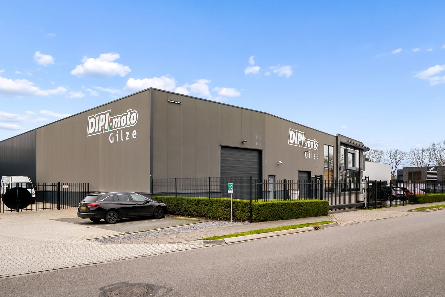 View photo 3 of Phantom 1