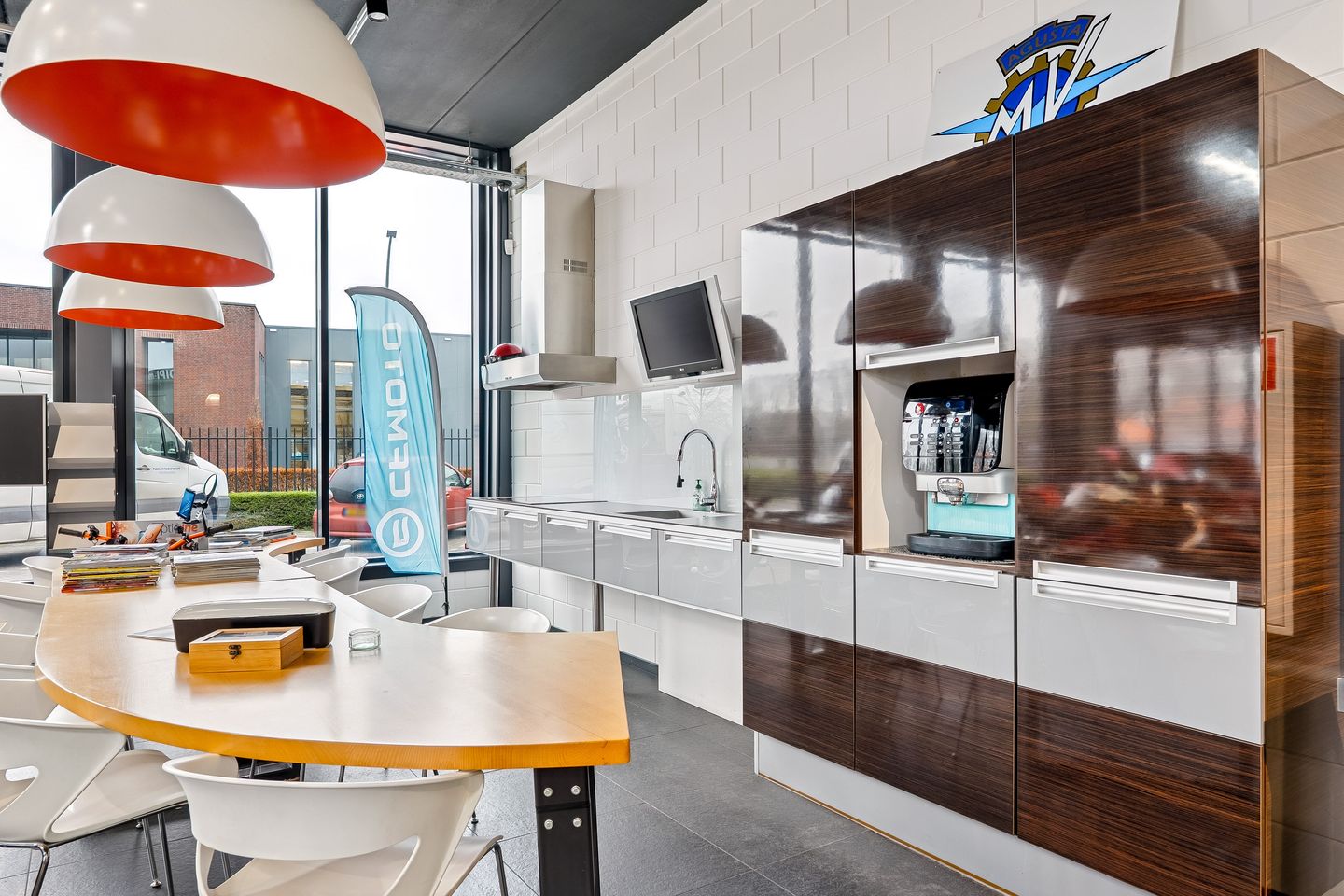 View photo 5 of Phantom 1