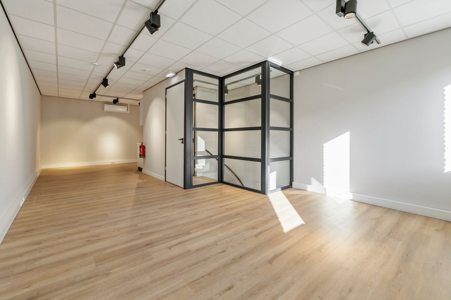 Bekijk foto 2 van Nijverheidslaan 6-H