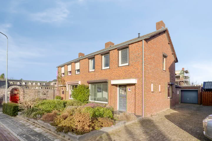 Photo 36 of Meidoornstraat 15