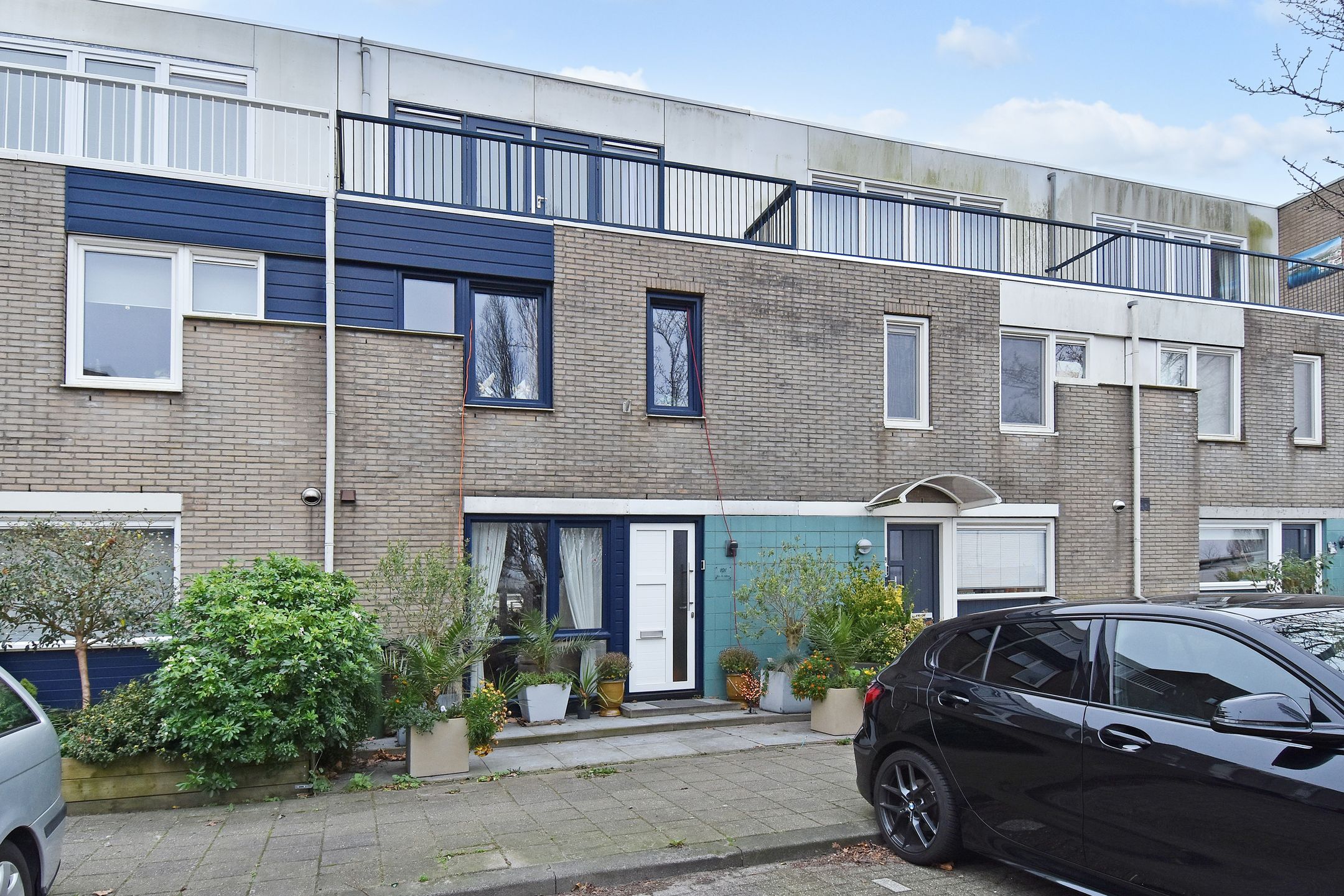 Photo 6 of Staalblauw 101