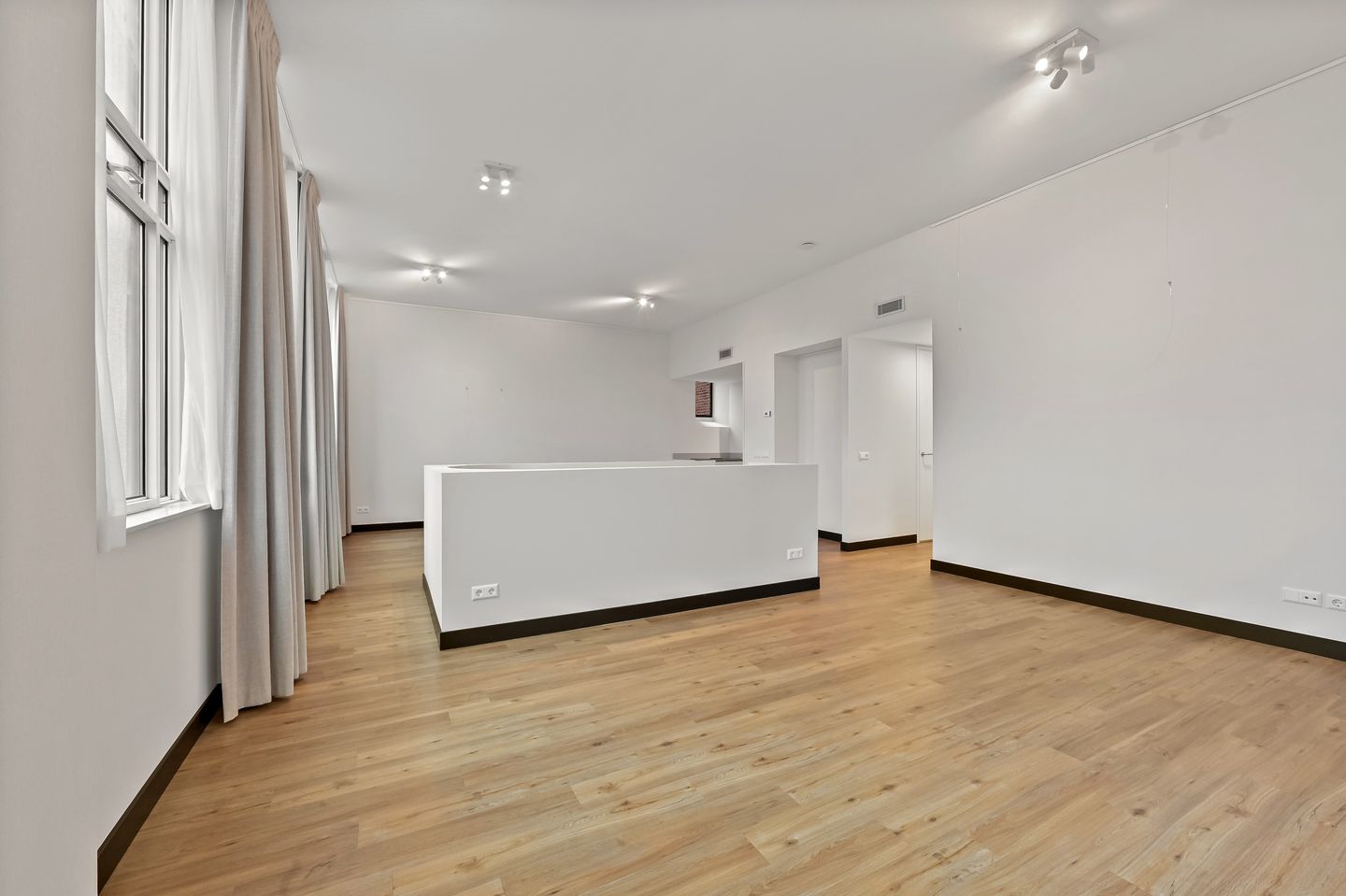 Foto 10 van Plesmanweg 565