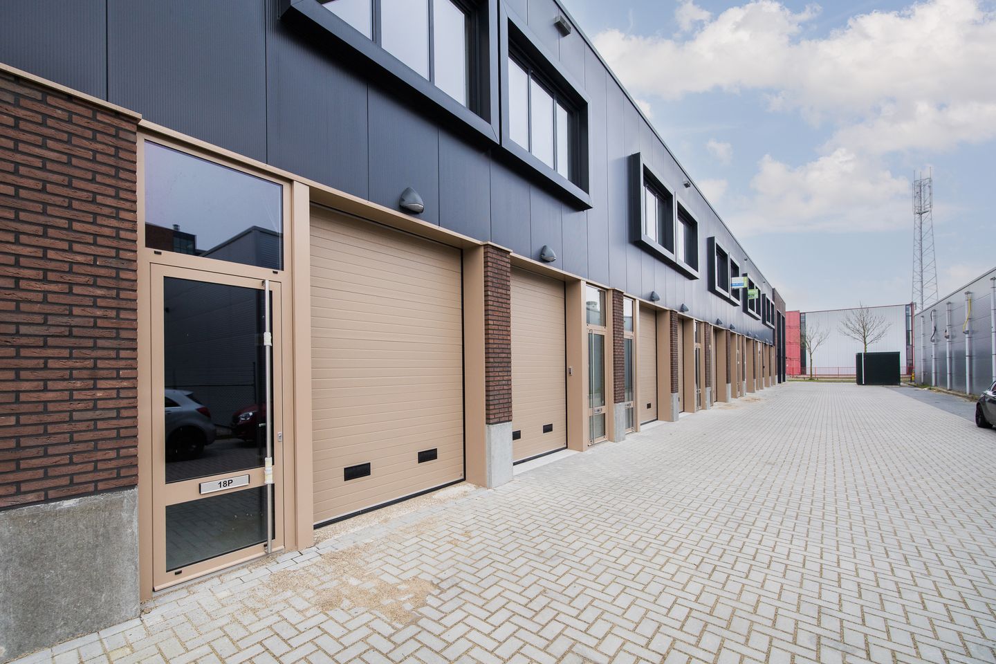 View photo 3 of Spaceshuttle 18-P